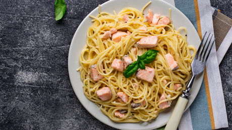 Cremet pasta med laks og spinat