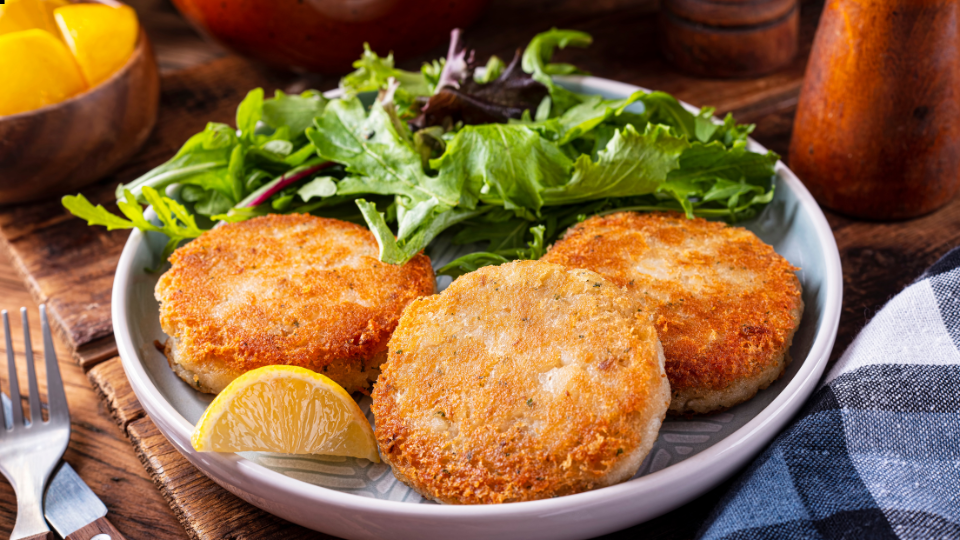 Fiskefrikadeller med remoulade og rugbrød
