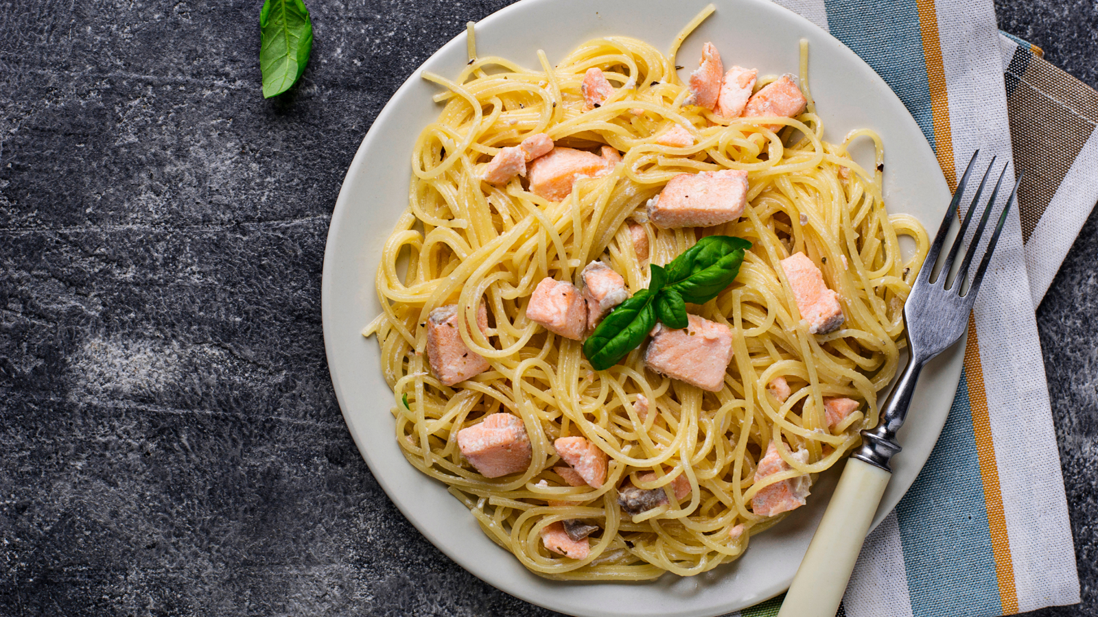 Cremet pasta med laks og spinat