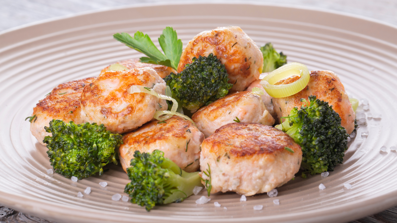 Laksefrikadeller med dild og citron