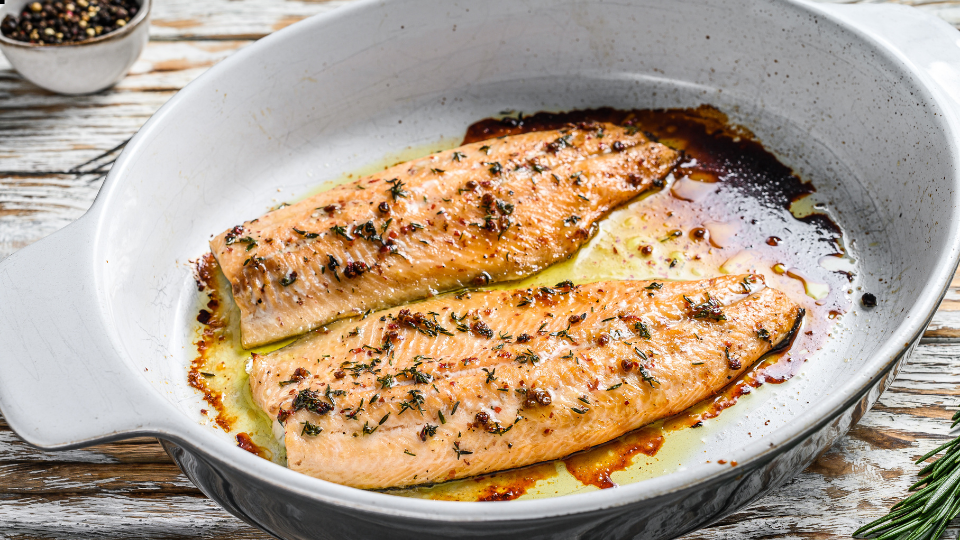 Ovnbagt rødfisk med urter og grøntsager